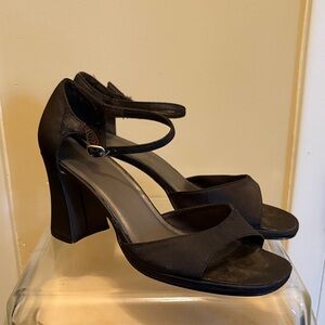 Women's black shoes timeless style/ comfortable block heel Size 71/2